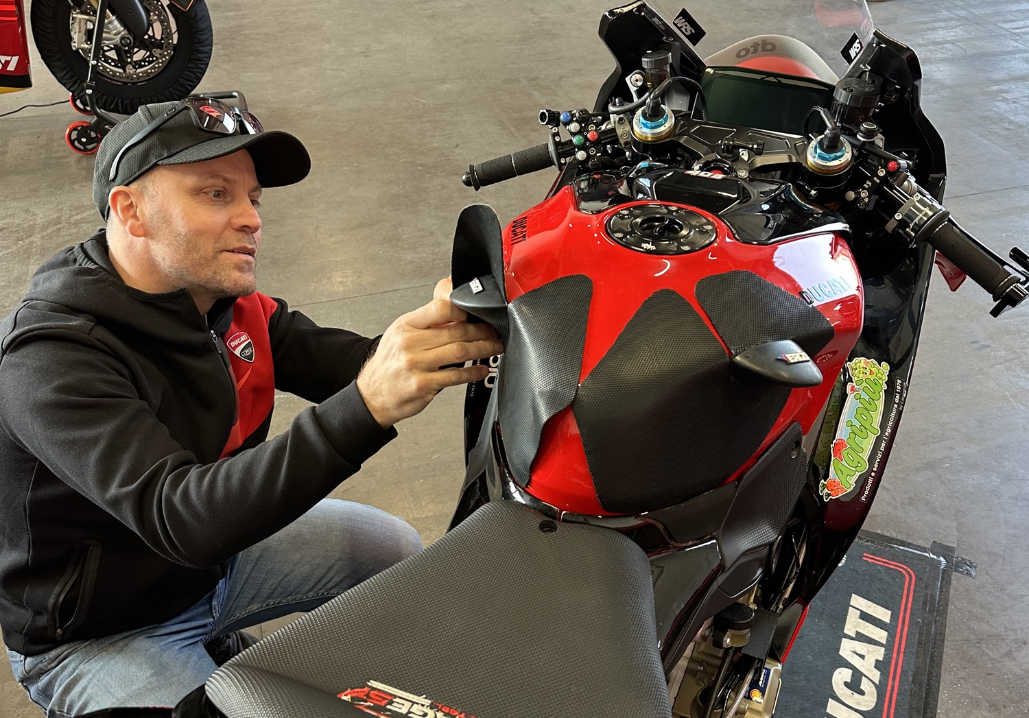 The device mounted on the motorcycle’s tank plays a significant role in relieving muscle strain
